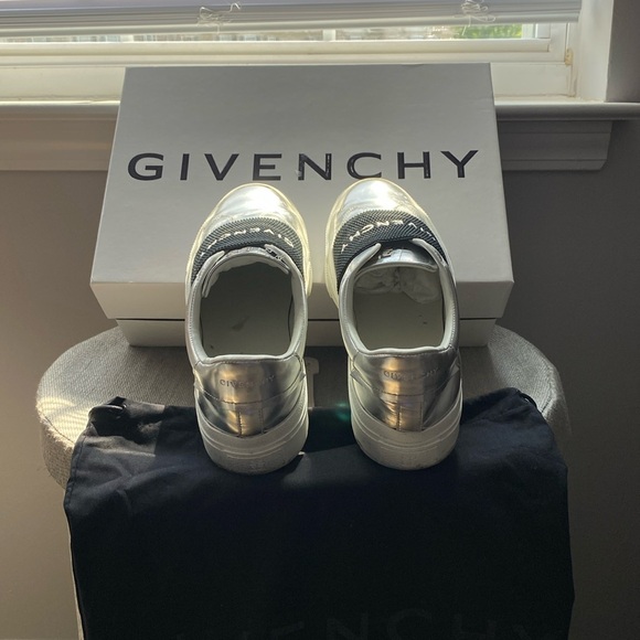 Designer sneakers Size 9, gentle worn twice. I needed a bigger size, sad to sell - Picture 2 of 16